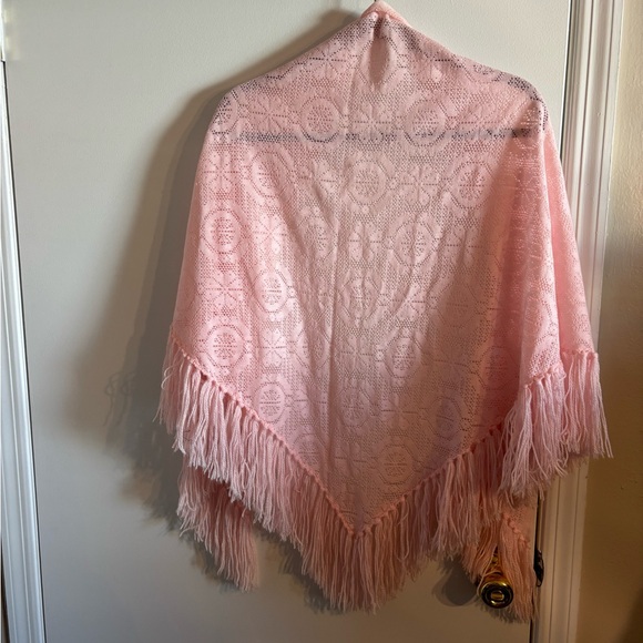 Vintage 70s Crocheted, Fringed Women's Shawl - Picture 2 of 3